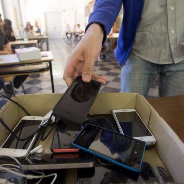 SDOGANATO LO SMARTPHONE A SCUOLA